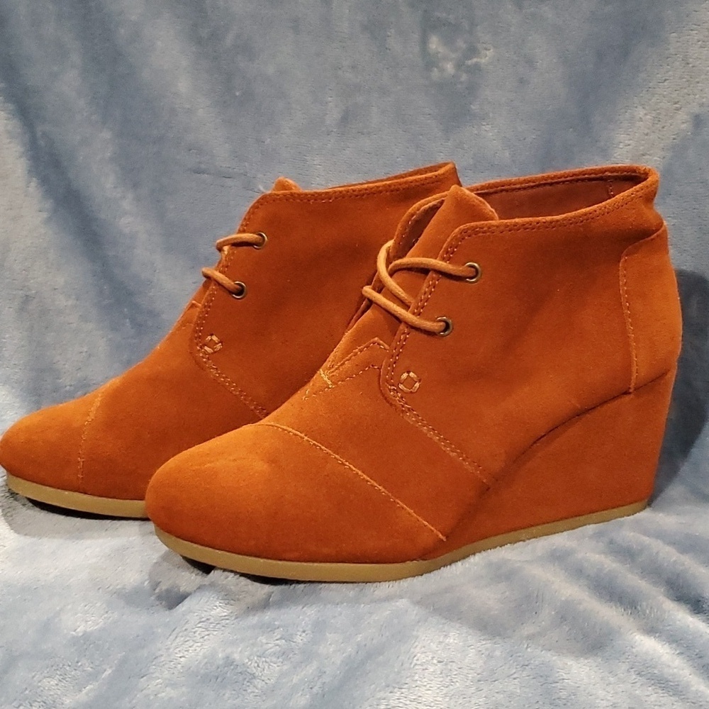Toms rust brown suede heeled wedge lace up shoes nwot